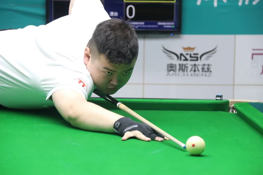 鲁尼：18岁加盟曼联压力很大，但海文表现得成熟、冷静.